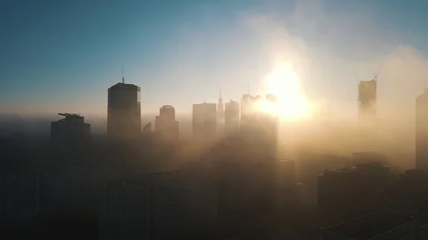 Сонячний Схід над містом вкритий моторошним туманом. Повітря — стокове фото