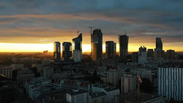 Vista panorâmica do centro de Varsóvia durante o pôr do sol. Céu vermelho e silhueta dos arranha-céus — Fotografia de Stock