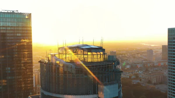 Varsóvia, Polônia 01.11.2020 Amanhecer dourado sobre a torre de escritório de Varsóvia Spektrum tower and club The View. Aviação — Fotografia de Stock