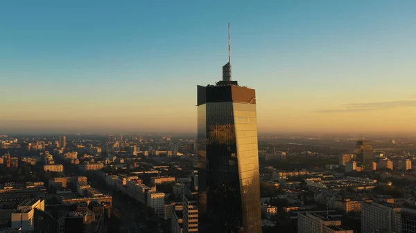 Varsóvia, Polónia 01.12.2020. Vista aérea do arranha-céu da zona empresarial no centro da cidade com o logótipo da Deloitte no topo — Fotografia de Stock