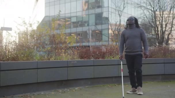 Afroamerikanisch blinder Mann mit Stock allein auf der Straße — Stockvideo