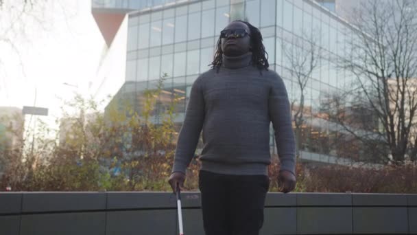 Orang buta berjalan di trotoar. Konsep rintangan Otonomi. Afrika Amerika orang kulit hitam sendirian di kota — Stok Video