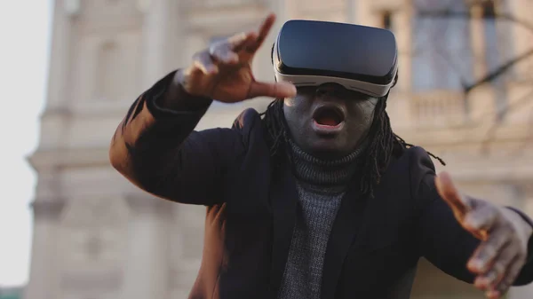Przerażony Afrykański Amerykanin z zestawem słuchawkowym VR gestykulujący jak w swobodnym upadku — Zdjęcie stockowe