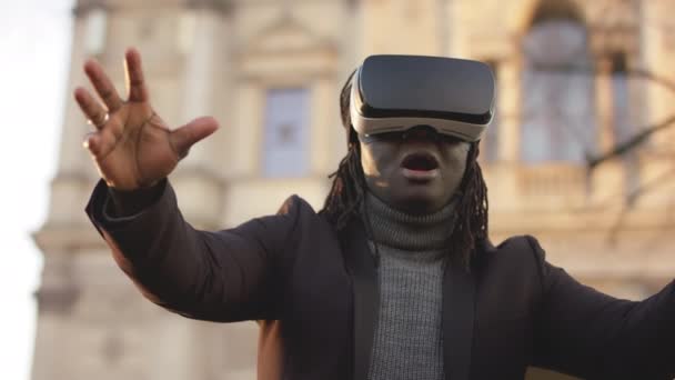 Ενθουσιασμένος αφροαμερικανός μαύρος που βιώνει την εικονική πραγματικότητα — Αρχείο Βίντεο