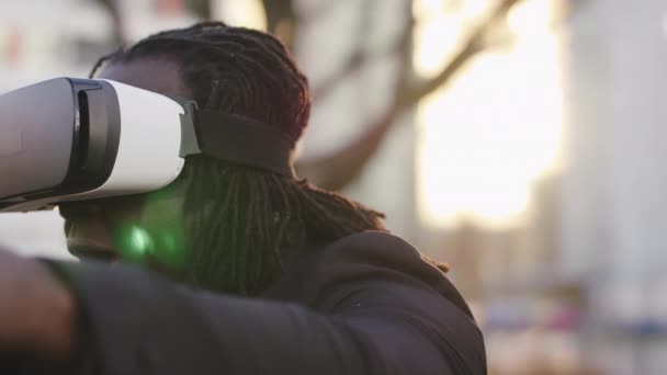 Podekscytowany człowiek z zestawem słuchawkowym VR po raz pierwszy odkrywa wirtualną rzeczywistość — Wideo stockowe