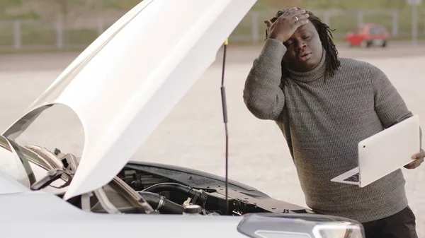 道端で車をチェックし、診断のためのラップトップを使用してアフリカ系アメリカ人黒人男性を動揺 — ストック写真