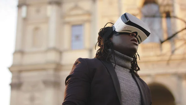 Африканский черный мужчина в виртуальных очках. Технологии, наука, концепция киберпространства. — стоковое фото