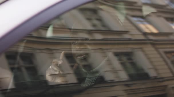 Afrikai fekete férfi telefonál a kocsijában. Kilátás az ablakon keresztül — Stock videók