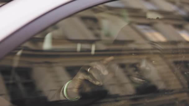 Un negustor afro-american care are conversaţie telefonică în maşină. Vezi prin fereastră — Videoclip de stoc