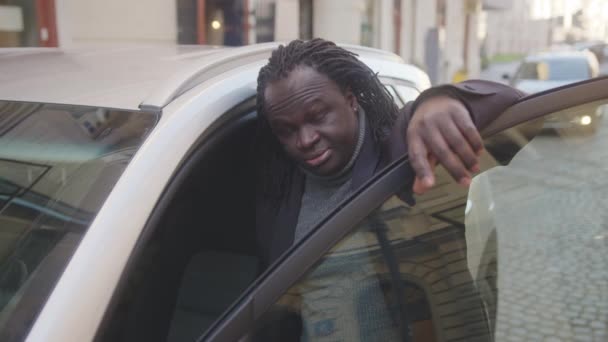Afrikanischer Geschäftsmann zeigt Schlüssel seines neuen Autos — Stockvideo