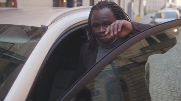 Glücklicher Autokäufer zeigt Schlüssel seines neuen Autos. Afroamerikanischer Schwarzer kauft neues Fahrzeug — Stockvideo