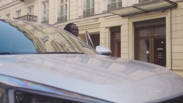 Africano motorista negro americano saindo do carro — Vídeo de Stock