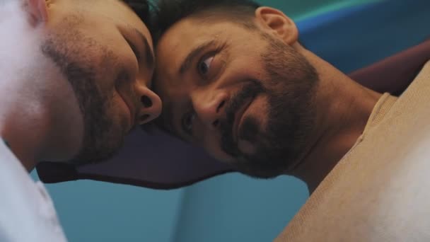 Close-up, homoseksueel mannelijk paar dansen van top tot teen bedekt met regenboog vlag — Stockvideo