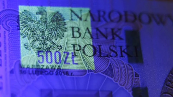 Varsovie, Pologne 01.01.2021 Billet polonais Zloty sous la lampe UV - équipement d'essai pour reconnaître la fausse monnaie — Photo