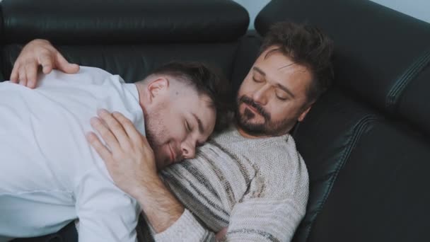 Νεαρό ομοφυλόφιλο ζευγάρι που χαλαρώνει στον καναπέ. Κλείσε. — Αρχείο Βίντεο