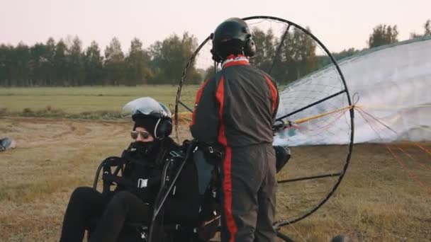 Tandem Paramotor deslizándose. Preparación del paramotor para despegar, ajuste del paracaídas — Vídeos de Stock