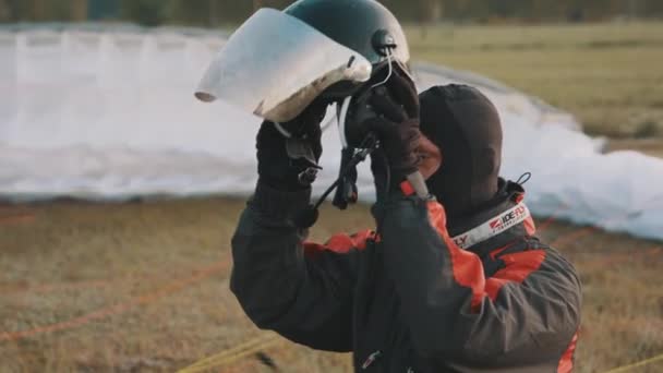 클로즈업 해서, 패러글라이더로 안전 헬멧을 쓰 세요. 뒤에 있는 낙하산 — 비디오