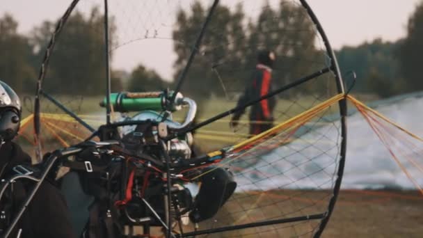 Parapente em tandem. Desporto extremo. Homens se preparando para paramotorgliding — Vídeo de Stock