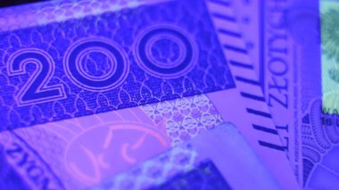 Varşova, Polonya 01.01.2021 Polonya Zloti sahte UV testi altında