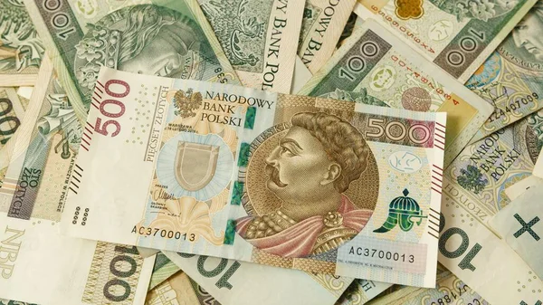 Varsovie, Pologne 01.01.2021 Monnaie polonaise comptée sur la table, Une grande quantité de billets de banque avec la plus haute dénomination de 500 PLN Mots-clés: — Photo