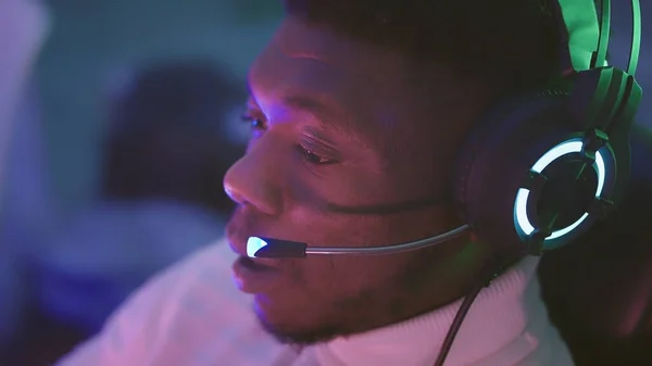 Hombre negro, hombre ocupado con auriculares trabajando desde casa. Soporte en línea —  Fotos de Stock