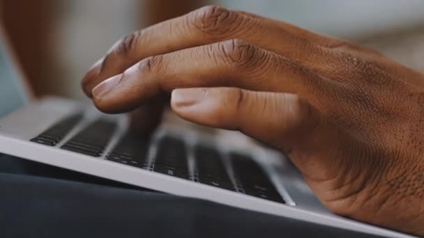 Hombre africano americano manos escribiendo en teclado portátil Primer plano — Vídeos de Stock