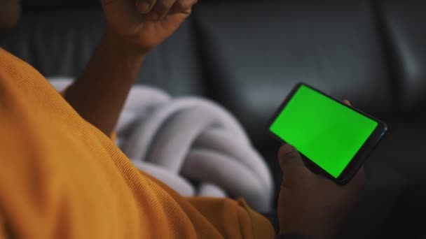 Primer plano, smartphone con pantalla verde en manos del negro afroamericano — Vídeos de Stock