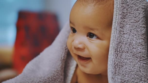 Bebê recém-nascido adorável tendo tempo de barriga após o banho coberto com toalha — Vídeo de Stock