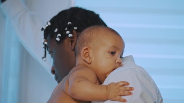 Afro-Amerikaanse zwarte man, vader houdt een kind in zijn armen — Stockvideo