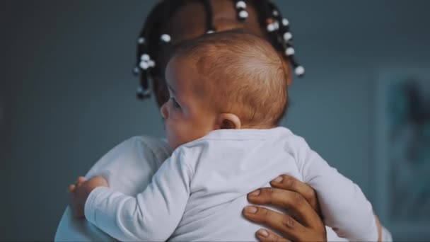 Boldog családi koncepció. Fiatal afro-amerikai fekete apa kezében mulatt baba — Stock videók