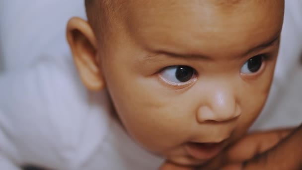 Schöne Mulattin Baby mit Bauch Zeit. Vater berührt sein Kinn — Stockvideo