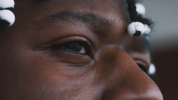 De perto, triste olho do negro afro-americano. Lágrimas nos olhos — Vídeo de Stock