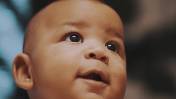 Retrato de adorável multirracial pele escura bebê sorrindo. Movimento lento — Vídeo de Stock