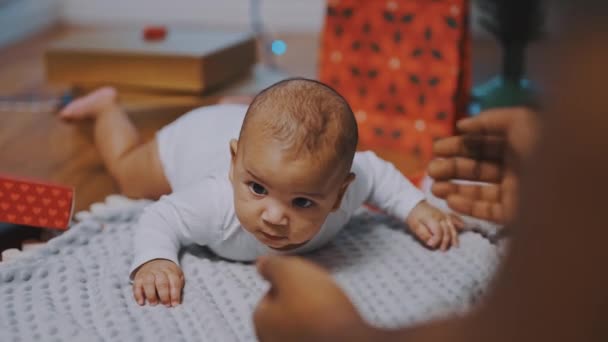 Bebê tendo barriga tempo cercado por presentes. Pai brincando com seu filho — Vídeo de Stock