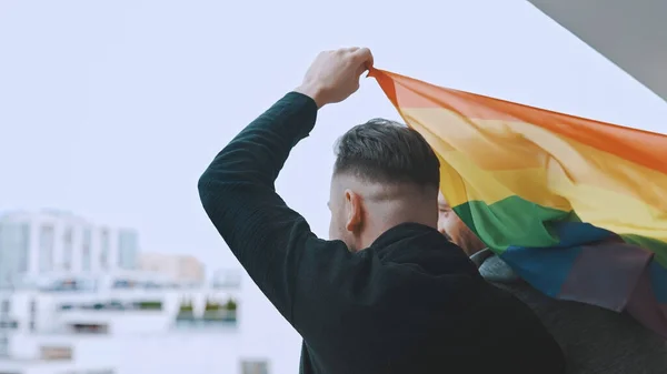 Close, casal homossexual masculino acenando bandeira do arco-íris — Fotografia de Stock