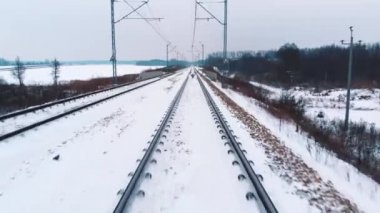 Demiryolundaki trenden görüş açısı karla kaplı.