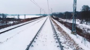 Trenin lokomotifinden bakış açısı. Kış boyunca tren ulaşımı