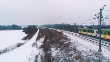 Varşova, Polonya 16.01.2021 Karlı bir günde tren nakliyesi