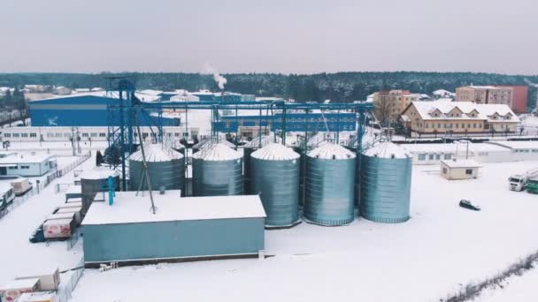 Varşova, Polonya 16.01.2021 Silo sisteminin hava görüntüsü, tahıl depolama ve işleme tesisi, karla kaplı — Stok video