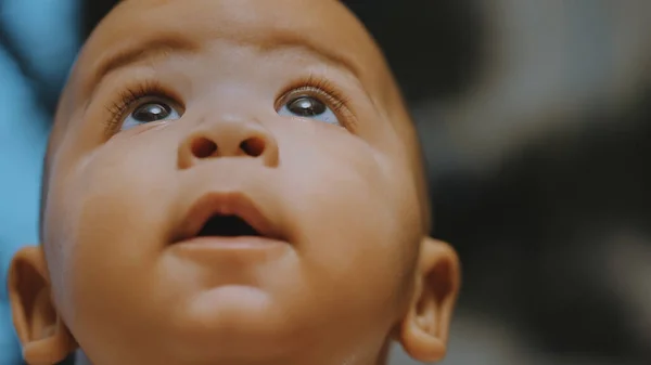 Porträt eines entzückenden neugierigen Babys mit dunkler Hautfarbe, das nach oben schaut. — Stockfoto