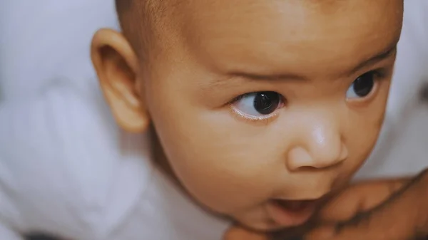 Porträt eines entzückenden Babys mit dunkler Hautfarbe. — Stockfoto