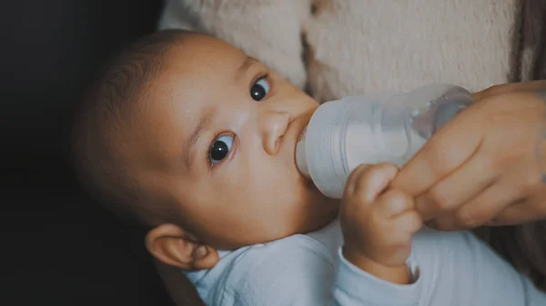 Close up, bebê de pele escura bebendo seu leite do bebê da garrafa — Fotografia de Stock