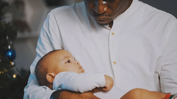 Mutlu aile kavramı. Genç Afrikalı Amerikalı siyah baba melez bebeğini kucağında tutuyor. — Stok fotoğraf