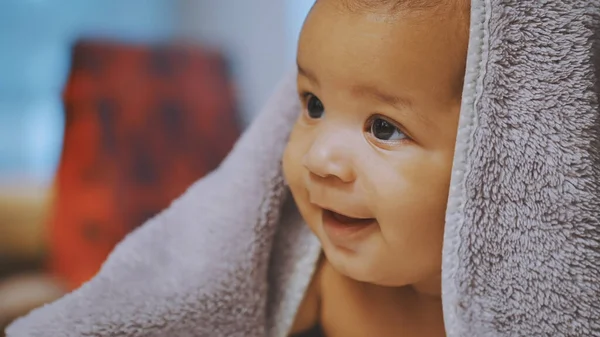 Liebenswertes Neugeborenes mit Bauch nach dem Bad mit Handtuch bedeckt — Stockfoto