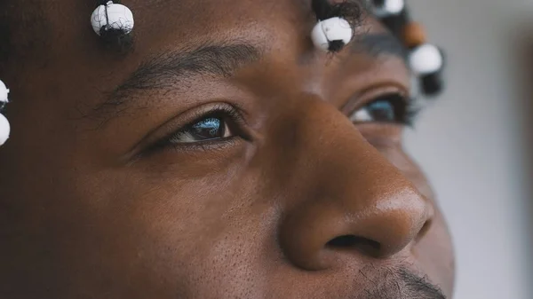 De cerca, mirada pacífica en los ojos del hombre negro afroamericano mirando al cielo —  Fotos de Stock