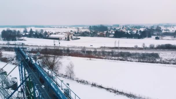 Вид с воздуха на силосную систему, Завод по хранению и переработке зерна, покрытый снегом в Варшаве, Польша — стоковое видео