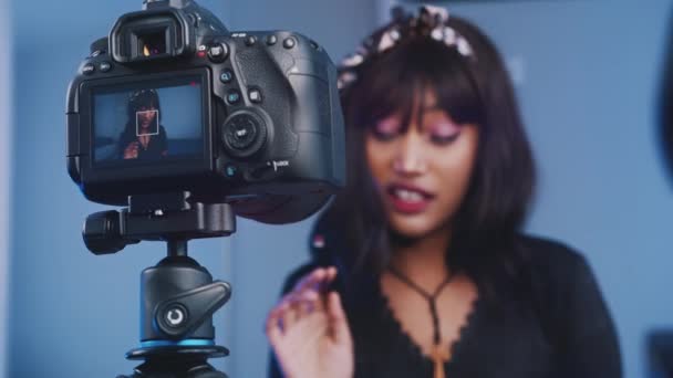 Jonge mooie vrouw en professionele schoonheid make-up kunstenaar vlogger of blogger opnemen van make-up tutorial. Racecontrole — Stockvideo