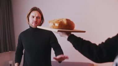 Genç beyaz adam glüten hoşgörüsüzlüğü bir somun ekmek almayı reddediyor.