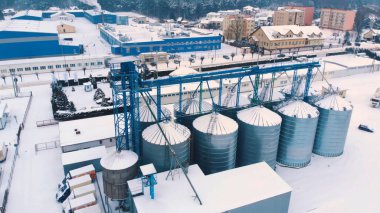 Varşova, Polonya 16.01.2021 Silo sisteminin hava görüntüsü, tahıl depolama ve işleme tesisi, karla kaplı
