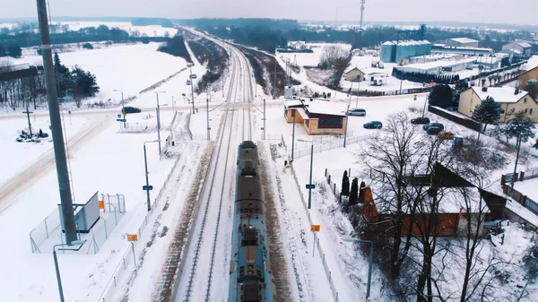 Залізничний транспорт взимку в сніжний день — стокове фото